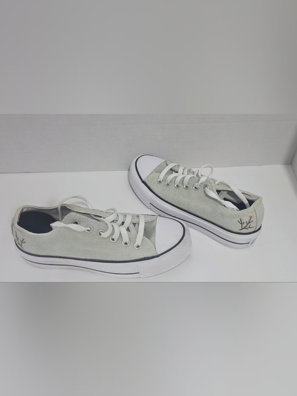Converse Chuck Taylor All Star Low Top Lace- Gray/White Men sz 4/Women's sz 6